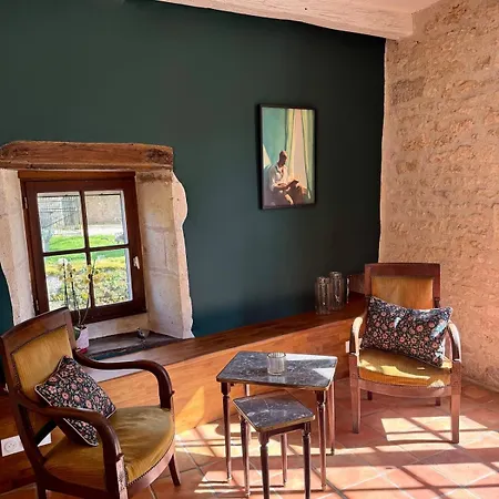 17th-century Manor House With Heated Pool & Private River Vakantiehuis