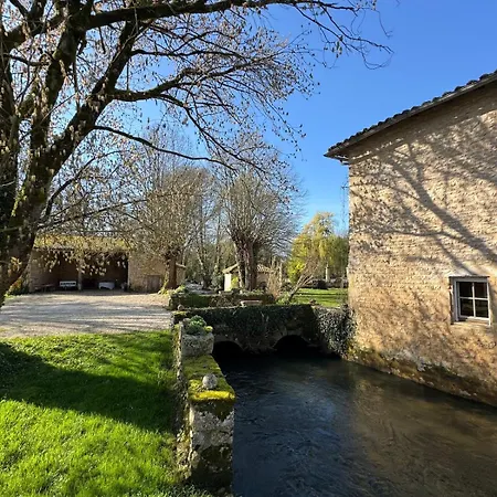 17th-century Manor House With Heated Pool & Private River Vakantiehuis