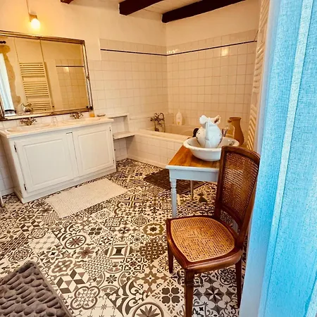 Vakantiehuis 17th-century Manor House With Heated Pool & Private River *